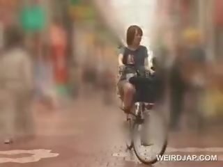 아시아의 비탄 sweeties 점점 twats 모든 젖은 동안 승마 그만큼 bike