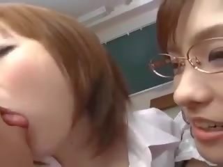 Nao ayukawa y rio hamaskiasian muñecas disfruta follando con su estudiantes