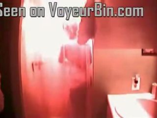 Superior pechugona adolescente pillada en la ducha en oculto cámara
