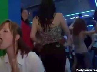 Leaking μουνί επί ο χορός πάτωμα