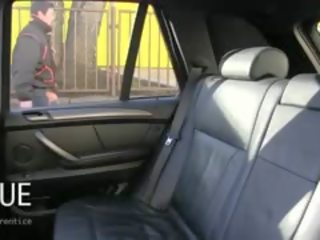 Incroyable gros seins brunette suçage piquer et léchage couilles en faux taxi