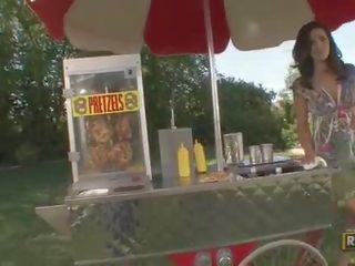 الهاوي مدهش شهواني امرأة سمراء enchantress selling pretzels في ال parck