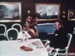 Wijnoogst volwassen film 1960s - harig grown brunette - tafel voor drie