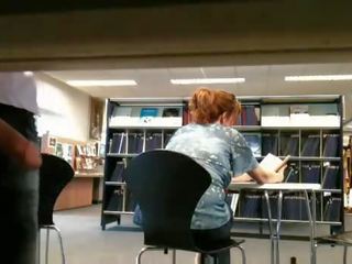 Vet harlot knipperende in publiek bibliotheek