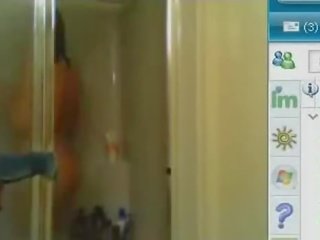 প্রহরা বালিকা showering সময় তার ক্যাম প্রবাহ