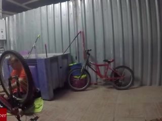 Engrasando la bicicleta y el coño delaware la gorda grabado estafa cámara oculta gui030