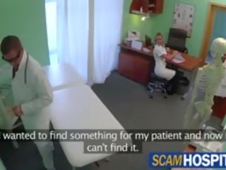 Чарівний медсестра nancy отримує вдарив по медична practitioner