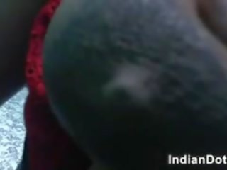 Pěkný indický kuřátko milks ji prsa