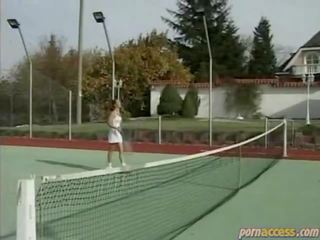 Päällä the tennistä tuomioistuin