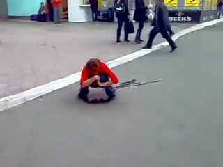 Betrunken russisch mademoiselle pissen im straßen