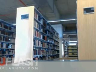 Blondine knipperende in publiek school- bibliotheek op webcam