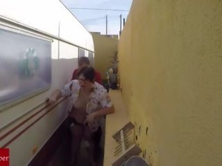 Castigada en el rincón de follar. en la calle en público con sexuálny sliedič spycamgui023