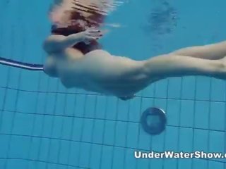 Redheaded divinity schwimmen nackt im die schwimmbad