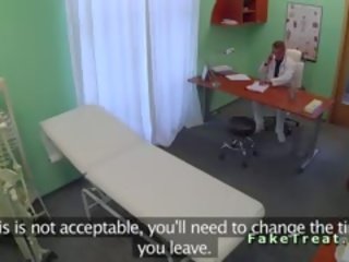 Enticing potilas perseestä sisään odotus huone sisään väärennös sairaalan