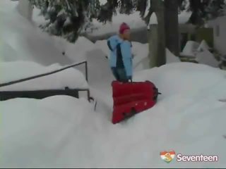 Metà nudo dentro il la neve