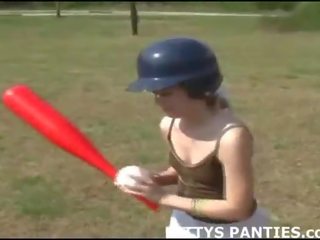 Невинен 18yo тийн играя бейзбол на открито