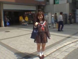 Mikan menakjubkan warga asia anak perempuan menikmati awam berkelip