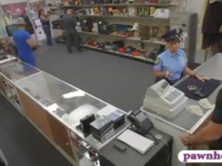 Mädel polizei offizier gefickt bei die pawnshop