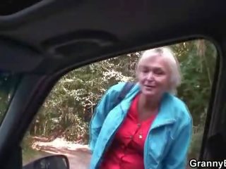 Vecchio nonnina cavalcate il mio pene diritto in il auto