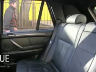 놀랄 만한 거유 브루 넷의 사람 빨기 찌르기 과 대단히 불알 에 모조품 택시