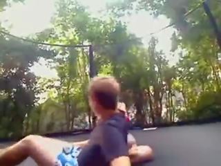 두 공공의 씨발 에 trampoline