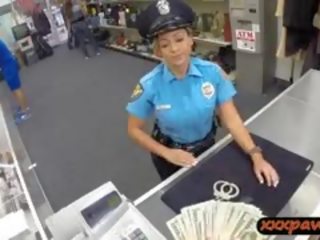 Prsnaté dcéra polícia dôstojník pešiak ju weapon a pička pre hotovosť