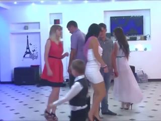 Khiêu dâm lên váy tại một đám cưới