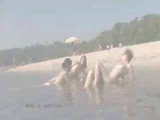 Un pubblico spiaggia heats su con due stupendous bambola nudists