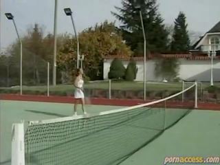 Trên các quần vợt tòa án