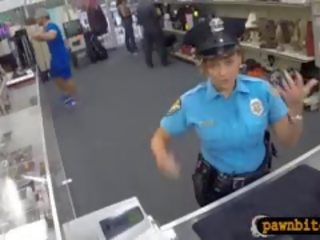 Obrovský prsia polícia dôstojník pawns ju pička a fucked