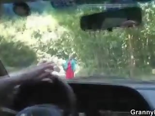 Stary suka dostaje przybity w the samochód przez za nieznajomy