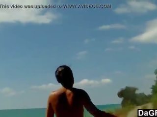 Aficionado pareja quickie sexo presilla en un playa