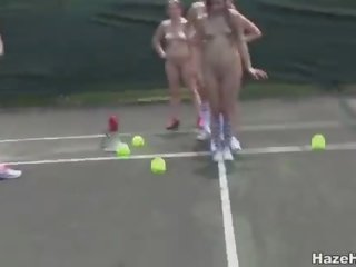 Cô gái ngoài trên các courts n đang chạy khoan