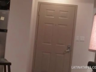 Warga latina si rambut coklat mendapat kecil payu dara bermain dengan dalam pov