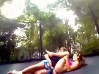 Trampolin sexamateur pasangan hubungan intim di trampolin