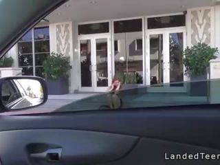 Si rambut merah remaja hitchhiker bangs orang asing di luar