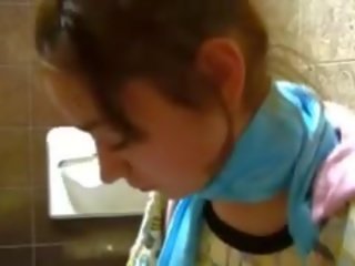 صغيرتي ناتاشا صديقة عار في مرحاض