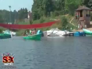 Studentů sailing v a loď