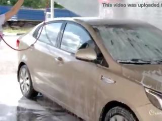 Jemagat öňünde ýalaňaç carwash