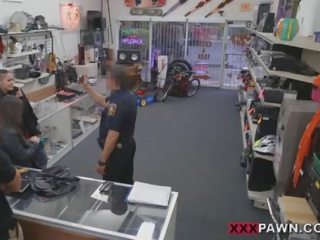 Un pareja niñas y un poli en un tienda