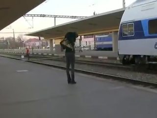 Superb bruneta suge uriaș peter pe o tren în odihnă cameră