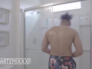 Die artemixxx wird erwischt im dusche ft unicornriah &lpar;trailer&rpar;