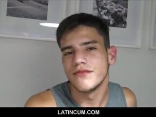 Heteroseksuale amatore i ri latino buddy i paguar para në dorë për pederast orgji