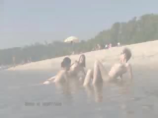 A публічний пляж heats вгору з два stupendous лялька nudists