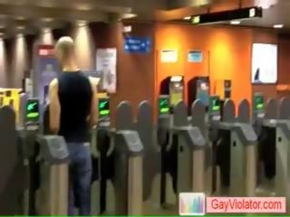 Youth dostaje uderzyłem w subway przez gayviolator