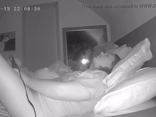 Milf jackhammers klitoris prieš lova šnipas kamera