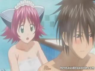 Žvalus anime dukra priklausantis į vonia