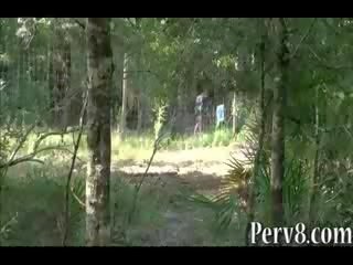 Flingue shooting amateur chéri baisée dehors des portes en la les bois