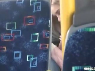 Školák filmů a pár mající pohlaví v the autobus