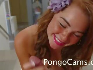 Adorable rousse ado donne pipe - www.pongocams.com